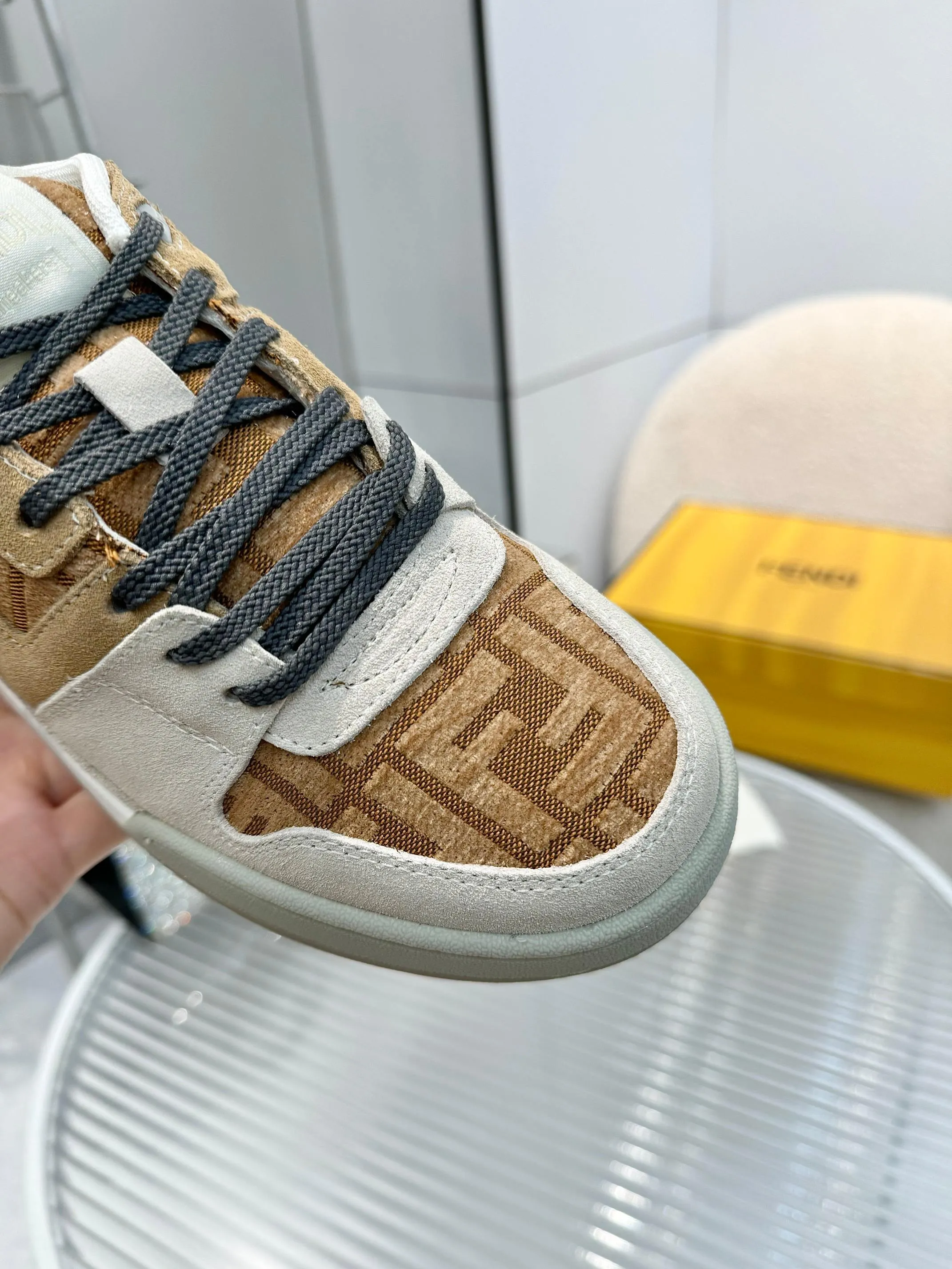 p620🐮🐮New❤Top super A version💯 Fendi Fendi 2025 New Year's King Explosive Style🔥 Many💑stars have the same style FD match. Original purchase for RMB14440. One to one replica. Designer Kim Jones's first sneaker fendi match and Donkey brand Trainer basketball sneakers, fresh blood injection and FF retro design It combines fashion and super comfort. [Wise] Whoever doesn’t grab it will regret it [There are many shoe uppers on the market with different color matching and cut corners in workmanship. The color matching and craftsmanship of my shoe upper are absolutely the same as the genuine products at the counter. Welcome to compare. Feet: Mesh injection molding pads 🎯 Soles: Please look for the original molded multi-color TPU outsole (❌ non-rubber sole) 🎯 Size: Female 35-41 Male 38-45 🎯 Packaging: Original 1:1 matching high-end packaging 🎁